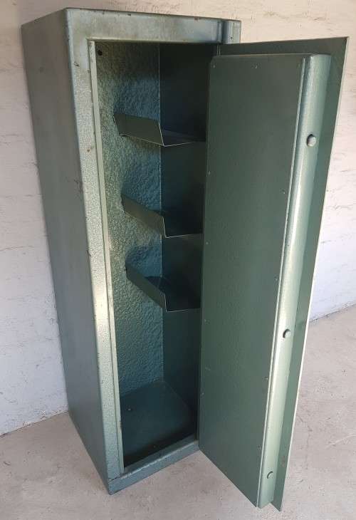 An awesome `SA Safe` rifle safe with keys - rifle and hand guns