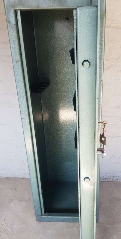An awesome `SA Safe` rifle safe with keys - rifle and hand guns