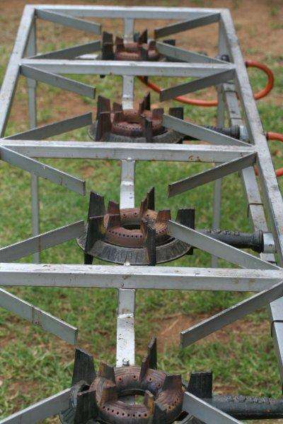 MAKE ME AN OFFER - THIS MUST GO!!! 4 BURNER BOILING TABLE IN GREAT CONDITION!!!