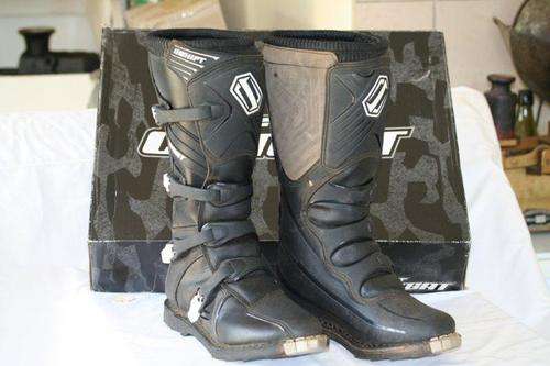 AN AWESOME PAIR OF BOOTS!!! VIEW THE PICS, THESE BOOTS ARE STILL IN THE BOX AND PLASTIC SLEEVES!!!!