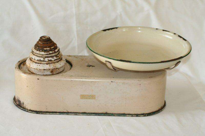 A STUNNING, VERY OLD ANTIQUE HARPER KITCHEN SCALE WITH THE BOWL AND ALL THE WEIGHTS!!!