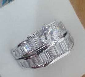 {WOW} 2CT SOLITAIRE TWIN SET WITH BAUGETTE CUT ACCENTS!