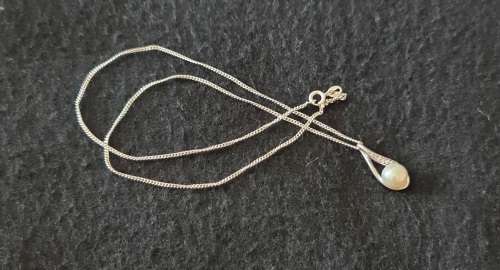 A BEAUTIFUL GENUINE MABE PEARL STERLING SILVER PENDANT PLUS A STERLING SILVER NECKLACE
