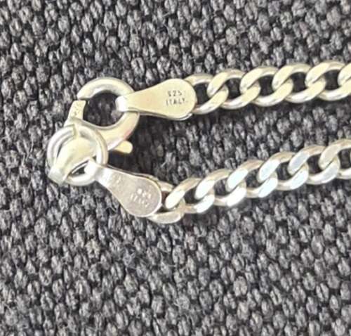 A CHARMING VINTAGE LOOK CZ SET STERLING SILVER PENDANT WITH A GOOD QUALITY STERLING SILVER NECKLACE