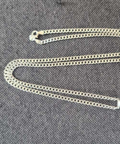 A CHARMING VINTAGE LOOK CZ SET STERLING SILVER PENDANT WITH A GOOD QUALITY STERLING SILVER NECKLACE