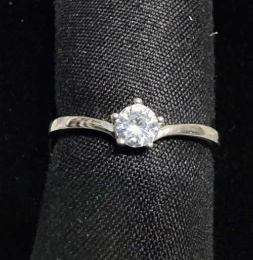 ***DAZZLING 925 STERLING SILVER ZIRCONIA LADIES RING***
