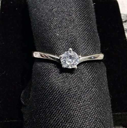 ***DAZZLING 925 STERLING SILVER ZIRCONIA LADIES RING***