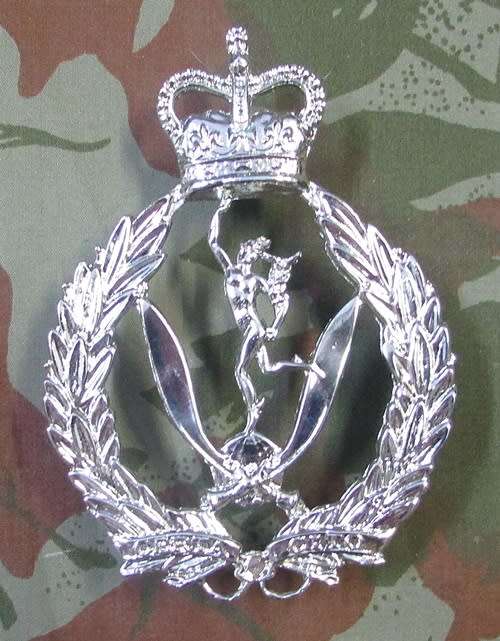 Queens Gurkha Signals Pipers Cross Belt Badge