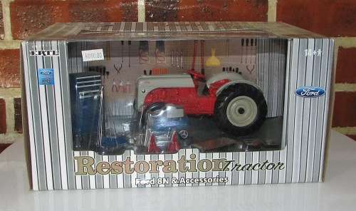 ERTL - Ford Restoration Tractor Ford 8N with Accessories