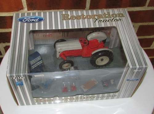 ERTL - Ford Restoration Tractor Ford 8N with Accessories