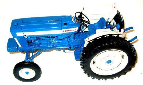 1:16 Scale - Universal Hobbies Ford 500 Tractor 1964 - Boxed