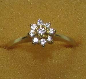 Stunning 18ct Gold and Diamond Ring - 9 small diamond (.13CT )