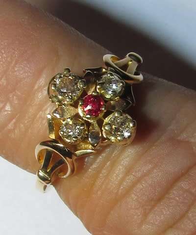 Ladies's 18CT Gold Cluster Ring with 4 Brilliant Cut Diamond 0.22CT Garnet