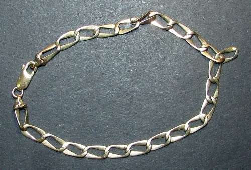 9ct Gold Bracelet ( Weights 5 Grams - 21 CM in Length )