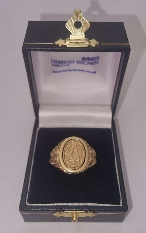 Herbert Brown Masonic Master Yellow Gold Ring in 9CT Gold ( 8,7 Grams )