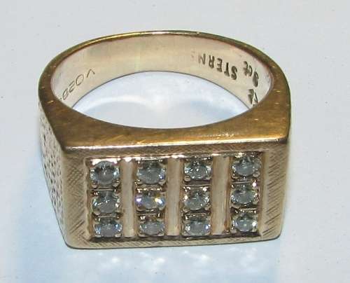 Stunning - Chunky 9CT Gold (Sterns) Men`s Ring with 12 Diamonds - Total Weight 8 Grams