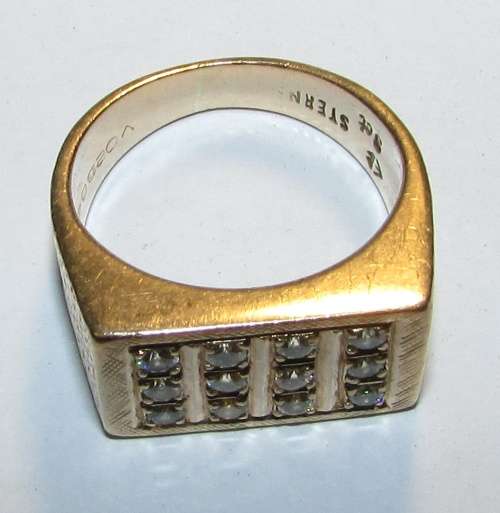 Stunning - Chunky 9CT Gold (Sterns) Men`s Ring with 12 Diamonds - Total Weight 8 Grams