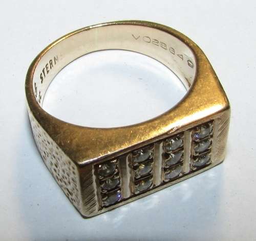 Stunning - Chunky 9CT Gold (Sterns) Men`s Ring with 12 Diamonds - Total Weight 8 Grams