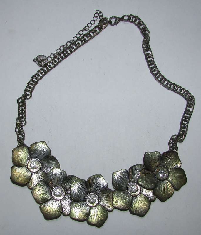 Cosutume Jewellery Item - Stunning Ladies Necklace