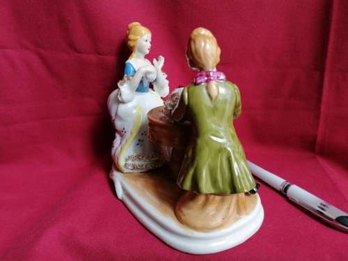 The Leonardo Collection - Fine Porcelain foreign Couple having tea figurine