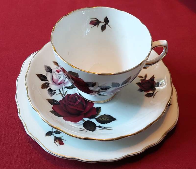 Vintage Colclough Ridgway Bone China Tea Set - Amoretta Pattern no.  7906  Floral Rose. 28pcs.