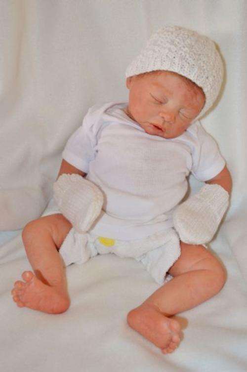 Newborn crochet baby hat and mittens.