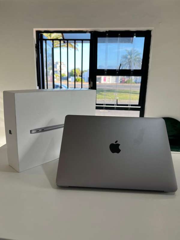 MACBOOK AIR