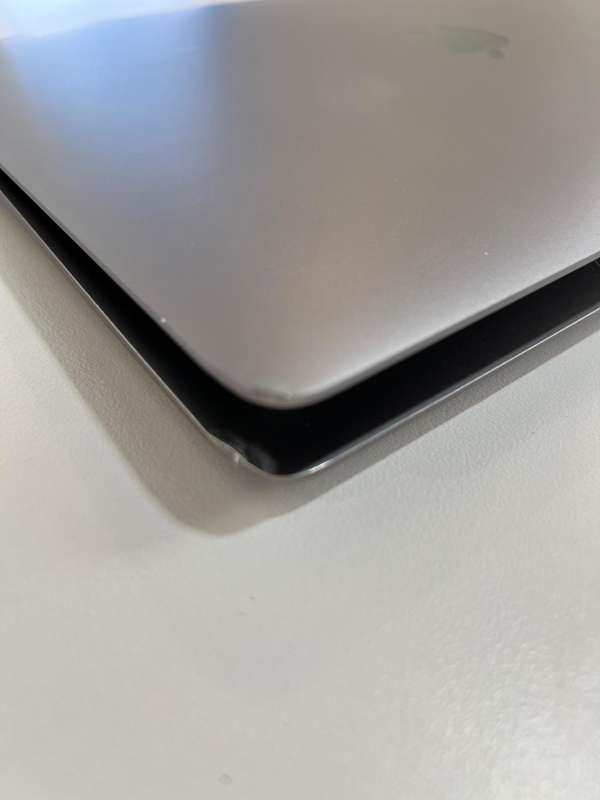 MACBOOK AIR