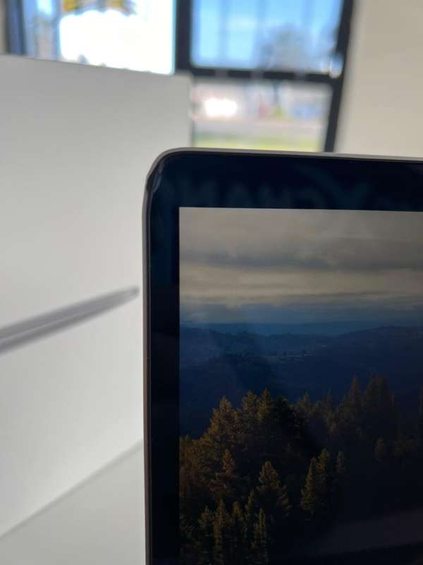 MACBOOK AIR