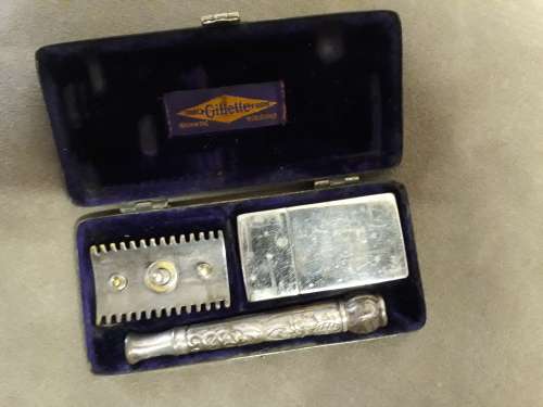 Stunning, very scarce Pocket Edition Gillette Safety Razor and Box - roundabout 1910
