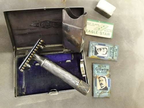 Vintage collectable Gillette Bostonian Safety Razor in original box