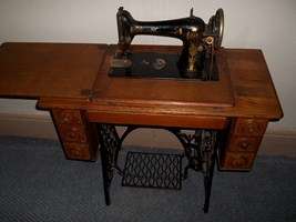 'GRANNY`S OLD SINGER MACHINE'