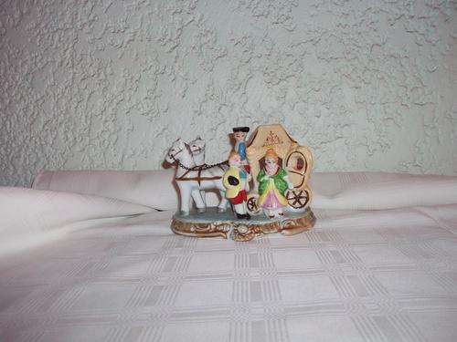 Class horse and carriage -  11cm high and 15.5 cm long