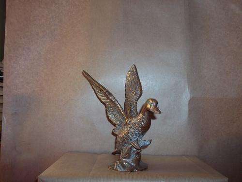 Solid brass flying duck - 21.5cm high and 16cm wide - Weight 1.10kg