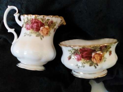 Royal Albert -  Old Country Roses - Milk Jug and Sugar Bowl - Stunning !
