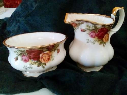 Royal Albert -  Old Country Roses - Milk Jug and Sugar Bowl - Stunning !