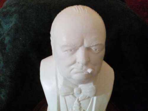 Winston Churchill - Plaster Bust on wooden Plinth  - 17cm - Lovely Detail !       FINAL SALE !!!!!
