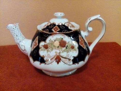 ROYAL ALBERT - 6 CUP HEIRLOOM  TEAPOT - NEW - INNER LIP 3.5cm CHIP -  SALE !!!