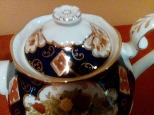 ROYAL ALBERT - 6 CUP HEIRLOOM  TEAPOT - NEW - INNER LIP 3.5cm CHIP -  SALE !!!