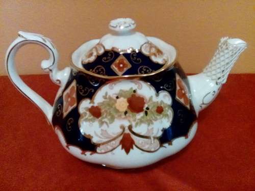 ROYAL ALBERT - 6 CUP HEIRLOOM  TEAPOT - NEW - INNER LIP 3.5cm CHIP -  SALE !!!