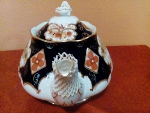 ROYAL ALBERT - 6 CUP HEIRLOOM  TEAPOT - NEW - INNER LIP 3.5cm CHIP -  SALE !!!