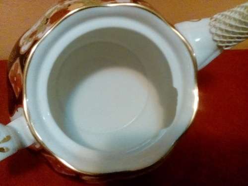 ROYAL ALBERT - 6 CUP HEIRLOOM  TEAPOT - NEW - INNER LIP 3.5cm CHIP -  SALE !!!