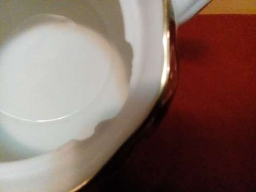 ROYAL ALBERT - 6 CUP HEIRLOOM  TEAPOT - NEW - INNER LIP 3.5cm CHIP -  SALE !!!