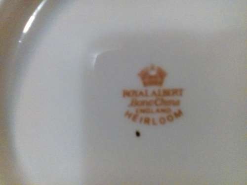 ROYAL ALBERT - 6 CUP HEIRLOOM  TEAPOT - NEW - INNER LIP 3.5cm CHIP -  SALE !!!
