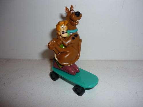SCOOBY DOO ON SKATEBOARD-9CM TALL