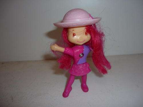 STRAWBERRY SHORTCAKE FIGURINE