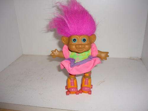TROLL-GIRL ON ROLLER SKATES-12CM TALL (EXCL HAIR)