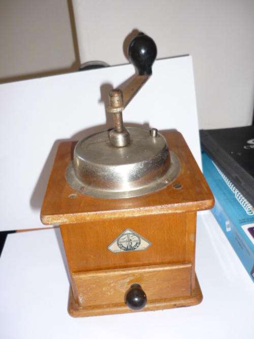 VINTAGE COFFEE GRINDER-DeVe-MADE IN HOLLAND