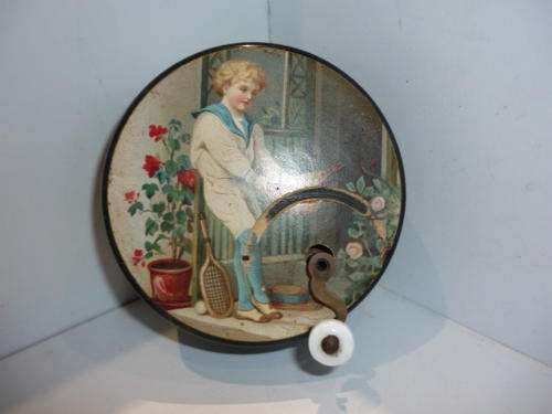 VINTAGE HAND CRANK MUSICAL BOX
