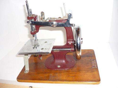 VINTAGE CHILDS SEWING MACHINE FOR SPARE PARTS?-ESSEX